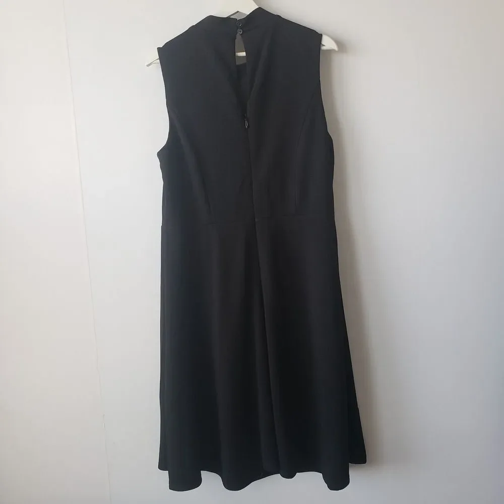 Elegant Black Sleeveless Dress - Picture 2 of 7